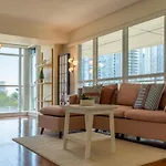Large 2 Bedrooms Besides Cn Tower