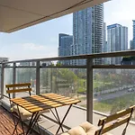 Large 2 Bedrooms Besides Cn Tower